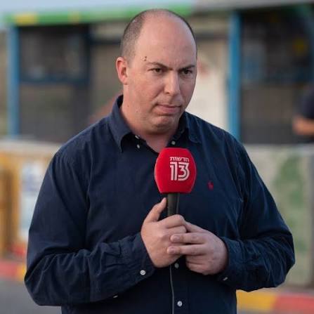 עם מיקרופון חדשות 13